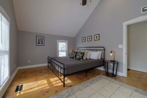 2 bedrooms, iron/ironing board, WiFi, bed sheets - 4 Guest Apt Steps to Journeyman & Downtown 3 Oaks (Three Oaks)