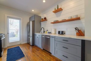 Fridge, microwave, oven, stovetop - 4 Guest Apt Steps to Journeyman & Downtown 3 Oaks (Three Oaks)