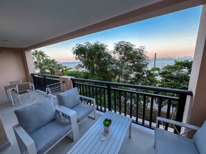 Property grounds - Stunning Renovated 1BR Apartment at 5 Star Resort (Dubai)