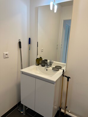 Dusche, Haartrockner, Handtücher, Toilettenpapier