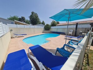 Pool - Cozy 6-Person Holiday Home with Private Pool Near Beach and Shops (Saint-Hilaire-de-Riez)