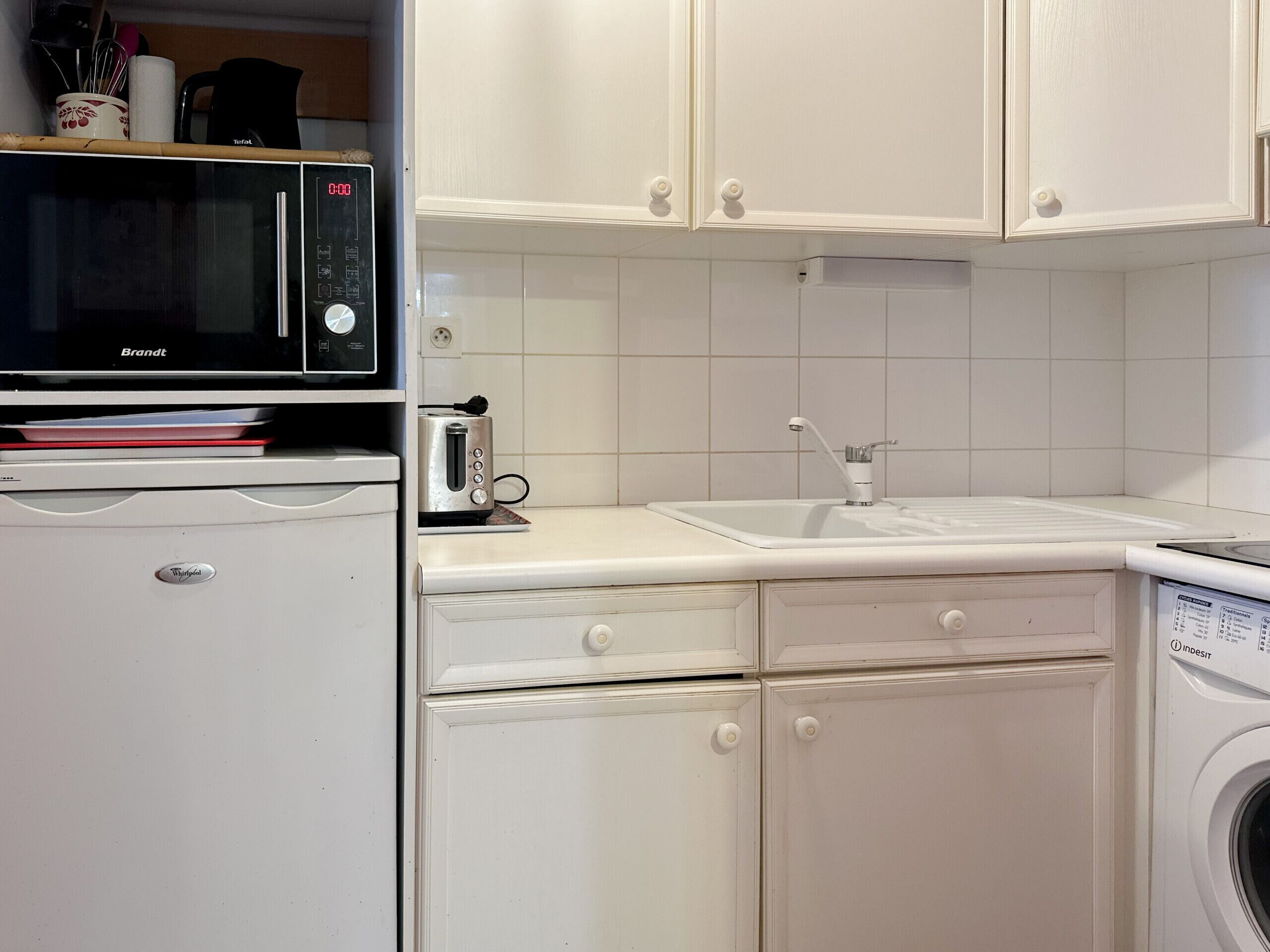 Réfrigérateur, four, cafetière/bouilloire, grille-pain