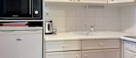 Réfrigérateur, four, cafetière/bouilloire, grille-pain