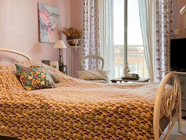 Iron/ironing board, bed sheets