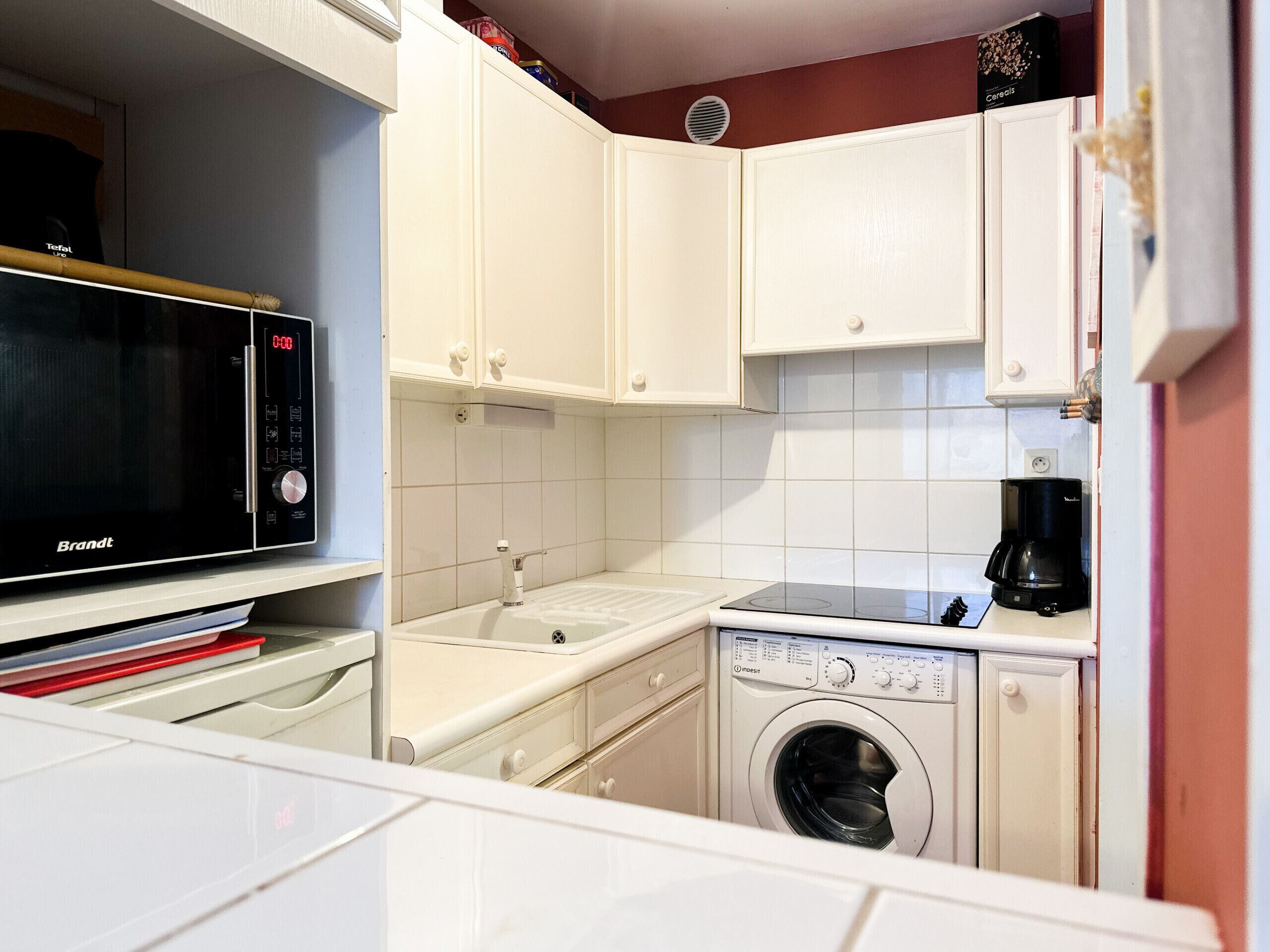 Een koelkast, een oven, een koffiezetapparaat/waterkoker, een waterkoker