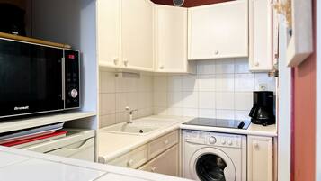 Een koelkast, een oven, een koffiezetapparaat/waterkoker, een waterkoker