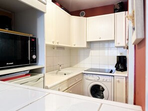 Refrigerador, horno, cafetera y tetera y tetera eléctrica 