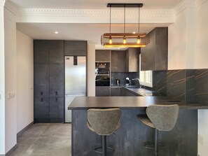 Frigorífico, microondas, horno y placa de cocina