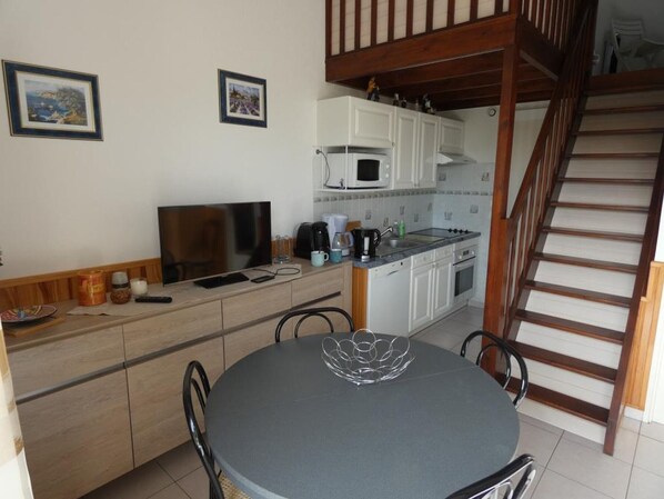 Fridge, microwave, oven, stovetop - House with Pool and Wifi in Notre-Dame-de-Monts - 5 ppl. (Notre-Dame-de-Monts)