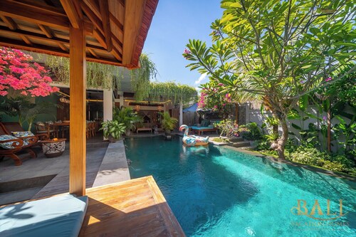Villa Dewi Parwati, Bali - A dreamy holiday home! 100mtr from the Bali Sea!