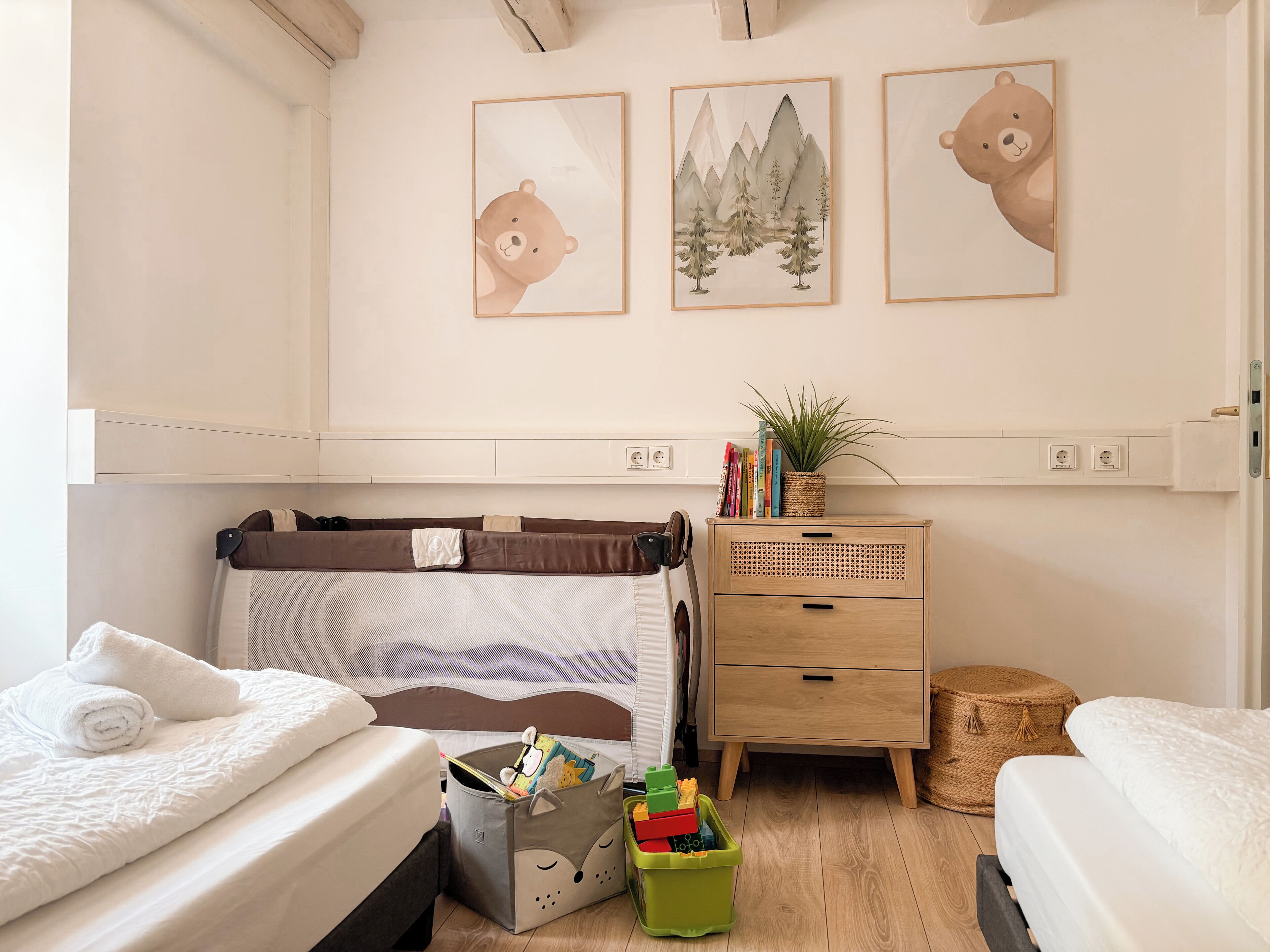 3 室のベッドルーム、アイロン / アイロン台、旅行用ベビーベッド、WiFi (無料)