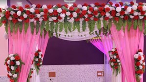 A decorated archway with floral arrangements and draped fabric. - Hotel Roop Shree Inn By GRB (Patna)