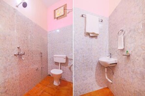 Un baño con inodoro, lavabo y ducha.