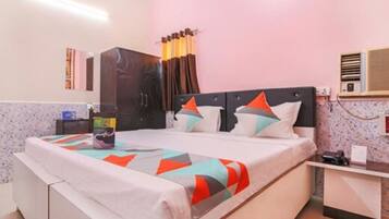 1 habitación, caja de seguridad en la habitación y escritorio