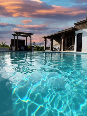 Villa, 4 Yatak Odası, Sigara İçilebilir, Kişiye Özel Havuzlu | Havuz | Açık yüzme havuzu 