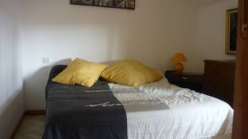 2 chambres, fer et planche Ă repasser
