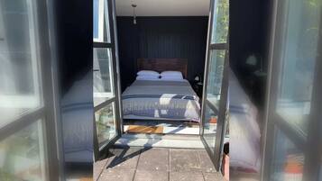 2 bedrooms, iron/ironing board, Internet, bed sheets