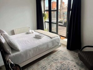 2 bedrooms, iron/ironing board, Internet, bed sheets