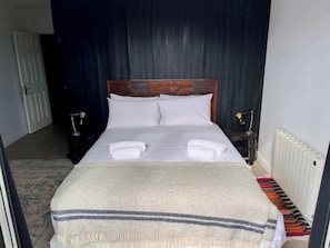 2 bedrooms, iron/ironing board, Internet, bed sheets - 2 Bed City Centre Penthouse with Cathedral Views (Dublin)