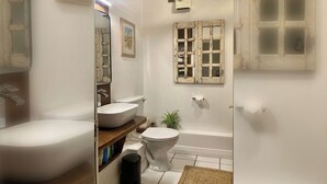 A bathroom with a bathtub, toilet, and sink. - 2 Bed City Centre Penthouse with Cathedral Views (Dublin)
