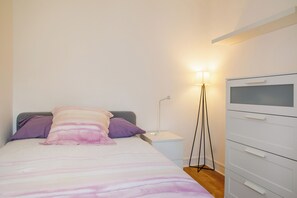 1 bedroom, iron/ironing board, Internet, bed sheets - Centrally-Located 1BD Flat—Clignancourt (Paris)