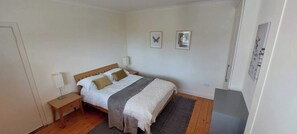 3 bedrooms, iron/ironing board, Internet, bed sheets