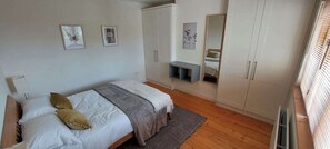 3 quartos, ferros/tábuas de passar roupa, acesso à internet