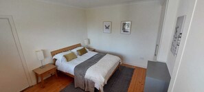 3 عدّة غرف نوم ومكواة/لوح كي وواي فاي وملاءات أسرّة