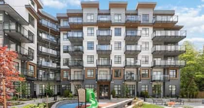 Modern Central 1BR condo, Surrey