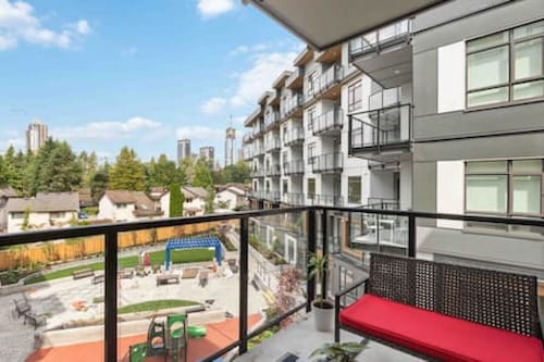 Modern Central 1BR condo, Surrey