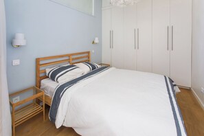 2 slaapkamers, een strijkplank/strijkijzer, internet, beddengoed