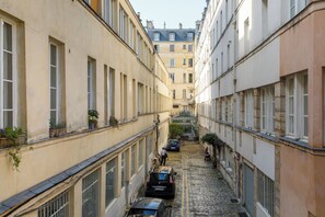 Exterior - Vibrant 2BD Apartment—Parmentier/République (Paris)