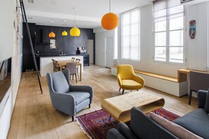 TV, offices - Vibrant 2BD Apartment—Parmentier/République (Paris)