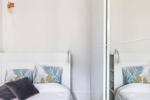 1 habitación, tabla de planchar con plancha, internet y ropa de cama