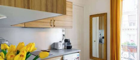 Coffee/tea maker, oven, stovetop, toaster