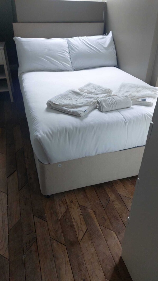 2 habitaciones, tabla de planchar con plancha y internet 