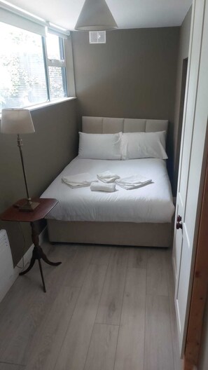2 habitaciones, tabla de planchar con plancha y internet 