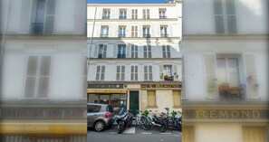 A building with a restaurant named 'Legumes des Jours' and a sign for 'C. Rémond.' - Artistic Parisian Home for 5 in Charonne (Paris)