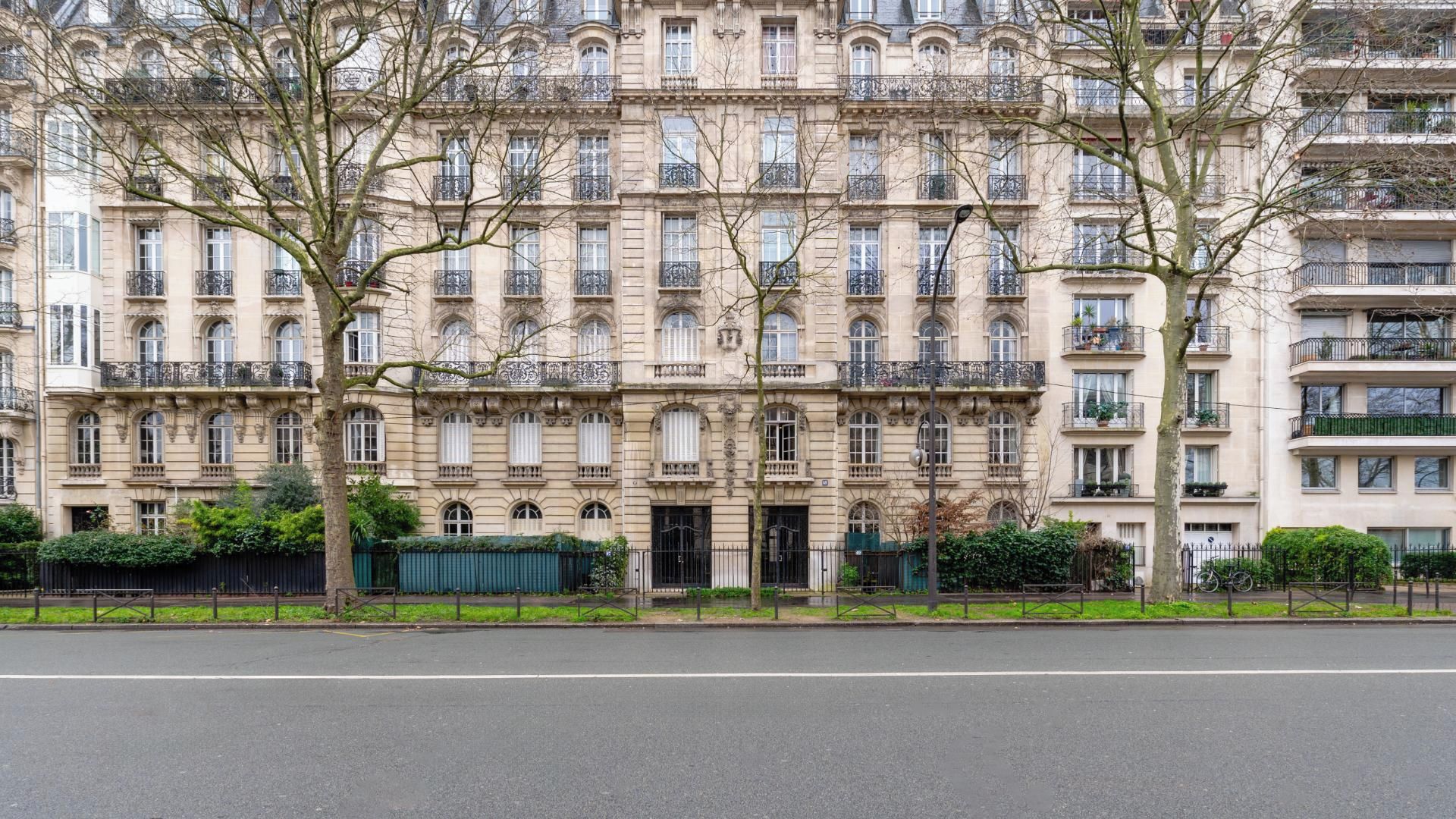 Un immeuble à plusieurs étages, de style architectural classique, doté de nombreuses fenêtres et de balcons.