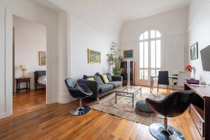 TV, offices - Stylish 1BDR Parisian Flat with Balcony La Muette (Paris)