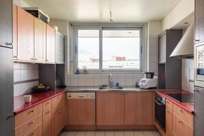 Cafetera o tetera, frigorífico, microondas y horno