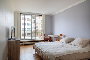 Une chambre à coucher avec un lit, un bureau et une chaise.