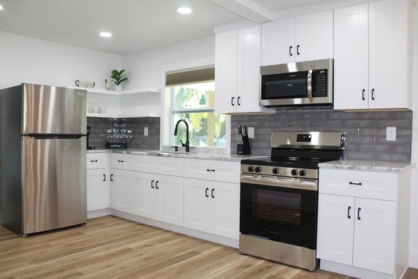 冷蔵庫、電子レン�ジ、オーブン、コンロ