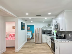 Fridge, microwave, oven, stovetop - Charming 2-bedroom house with AC and WiFi in beautiful Tarpon Springs (Tarpon Springs)