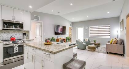 Chic North Miami House ~ 7 Mi to Hard Rock Stadium
