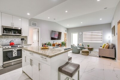 Chic North Miami House ~ 7 Mi to Hard Rock Stadium