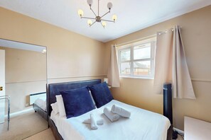 1 bedroom, iron/ironing board, free WiFi, bed sheets - Cozy Apartment - 10 minutes to Train Station (London)