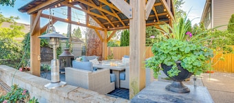 Pool, Hot Tub + Fire Pit: Family Home By U of O!