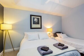 A hotel room with two beds, a framed picture on the wall, and two bedside lamps. - Heated Pool, Hot Tub & Fire Pit in Ruby Park (Eugene)