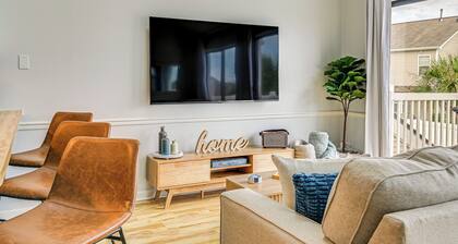 2 Mi to Surfside Beach: Coastal Escape w/ Balcony!